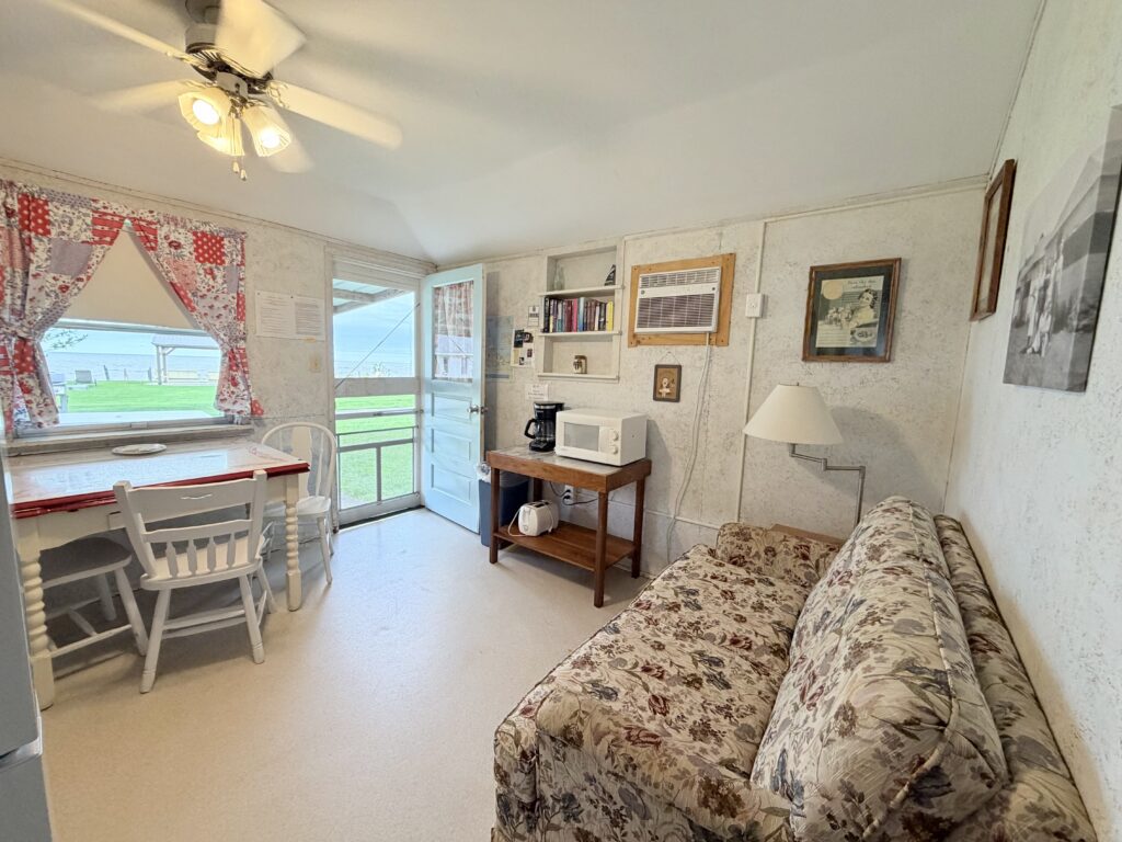 Cottage 5 dinning and living space.