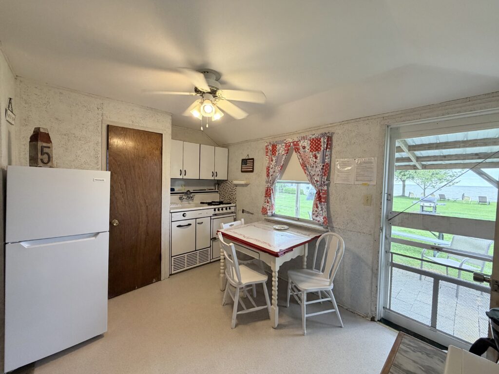 Cottage 5 kitchenette.
