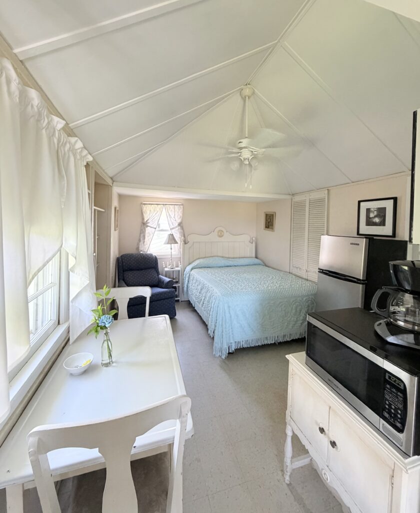 Cottage 4 , dinning table, cozy chair and queen bed.