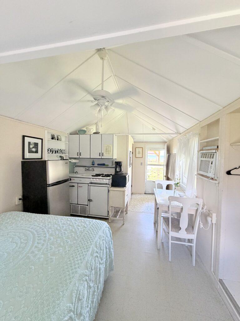Cottage 4 kitchenette and dinning area.